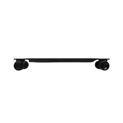 Električni skejtbord Dila Pro, gledano s strani, prikazuje svojo elegantno, minimalistično obliko.