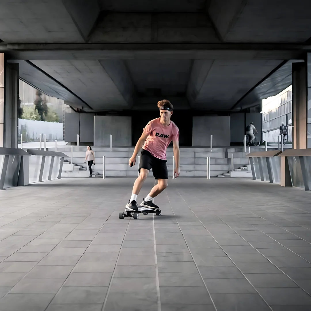 Oseba se vozi z električnim skirojem Dila Pro v modernem urbanem okolju.