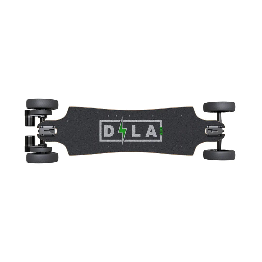 Pogled od zgoraj na električni skejtbord z logotipom DILA Off in črnimi kolesi.