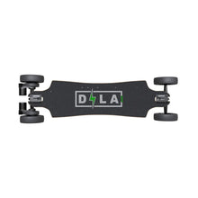 Pogled od zgoraj na električni skejtbord z logotipom DILA Off in črnimi kolesi.