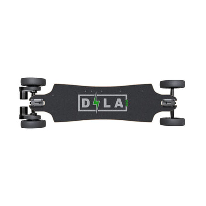 Pogled od zgoraj na električni skejtbord z logotipom DILA Off in črnimi kolesi.