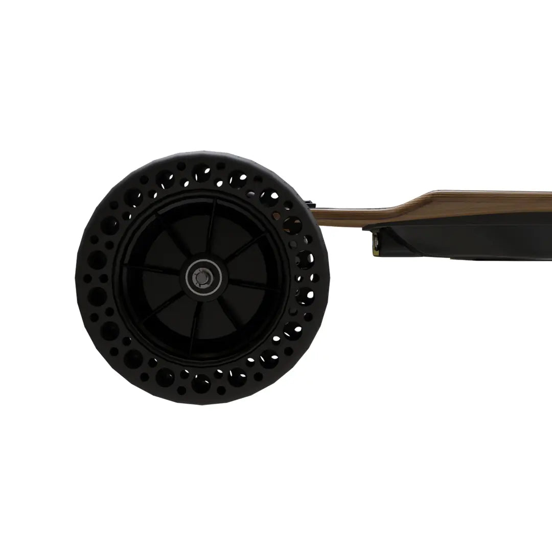 Posnetek od blizu kolesa električne rolke z napisom Electric Skateboard Dila Off.