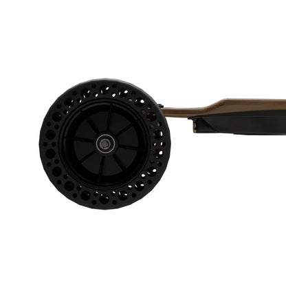 Posnetek od blizu kolesa električne rolke z napisom Electric Skateboard Dila Off.