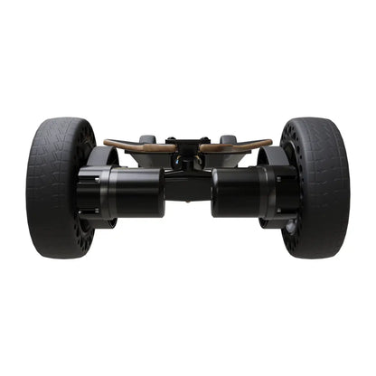 Električni skateboard Dila Off, ki s spodnjega zornega kota prikazuje svojo elegantno obliko in robustna kolesa.