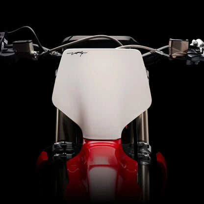 Od blizu posneto krmilo električnega motokros kolesa Stark Varg na črnem ozadju.