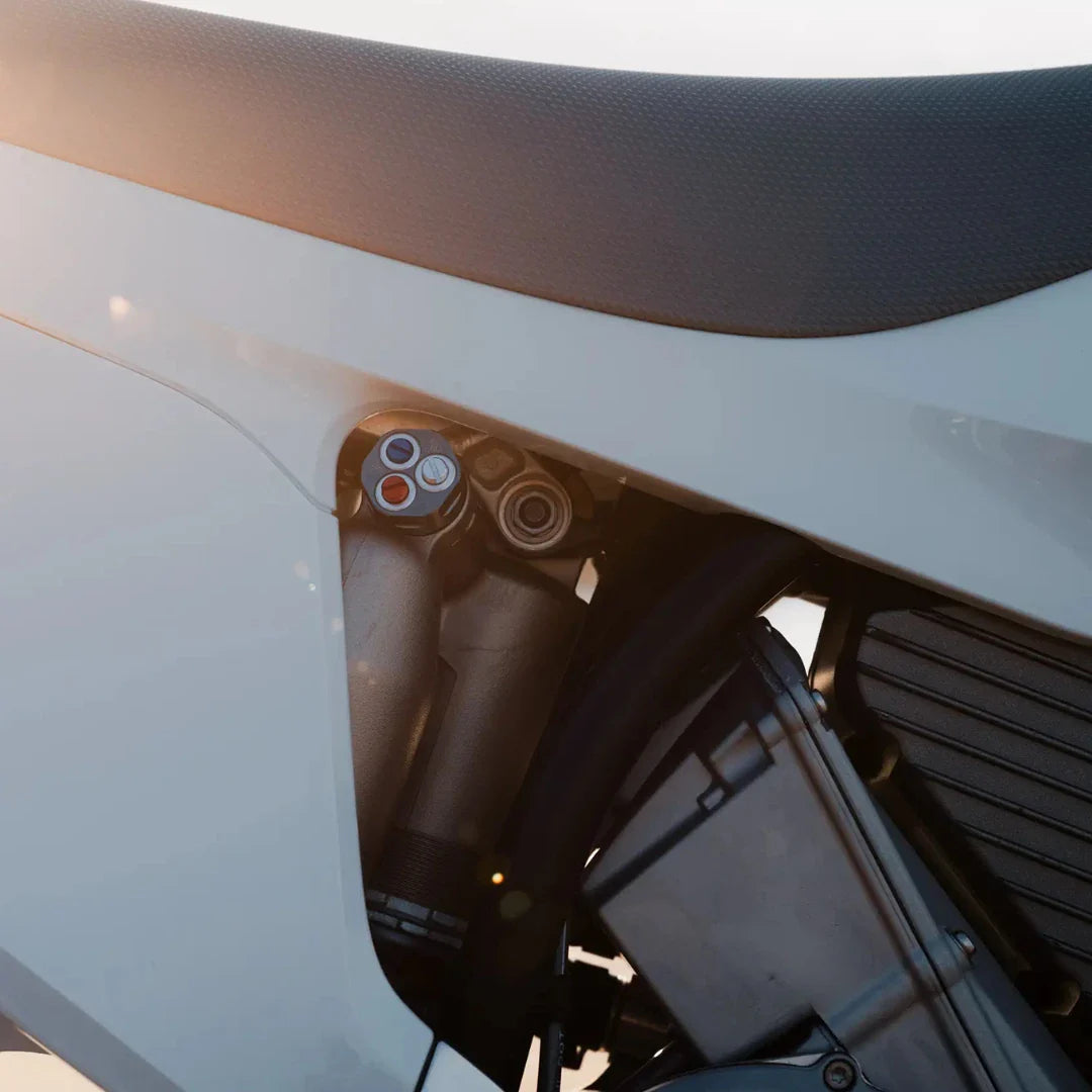 Od blizu posnet Električni Motokros motor Stark Varg, ki prikazuje svojo elegantno obliko in komponente.