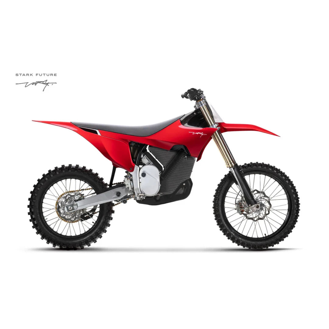 Električni motokros motocikel Stark Varg v rdeči barvi, ki prikazuje eleganten dizajn in terenske pnevmatike.