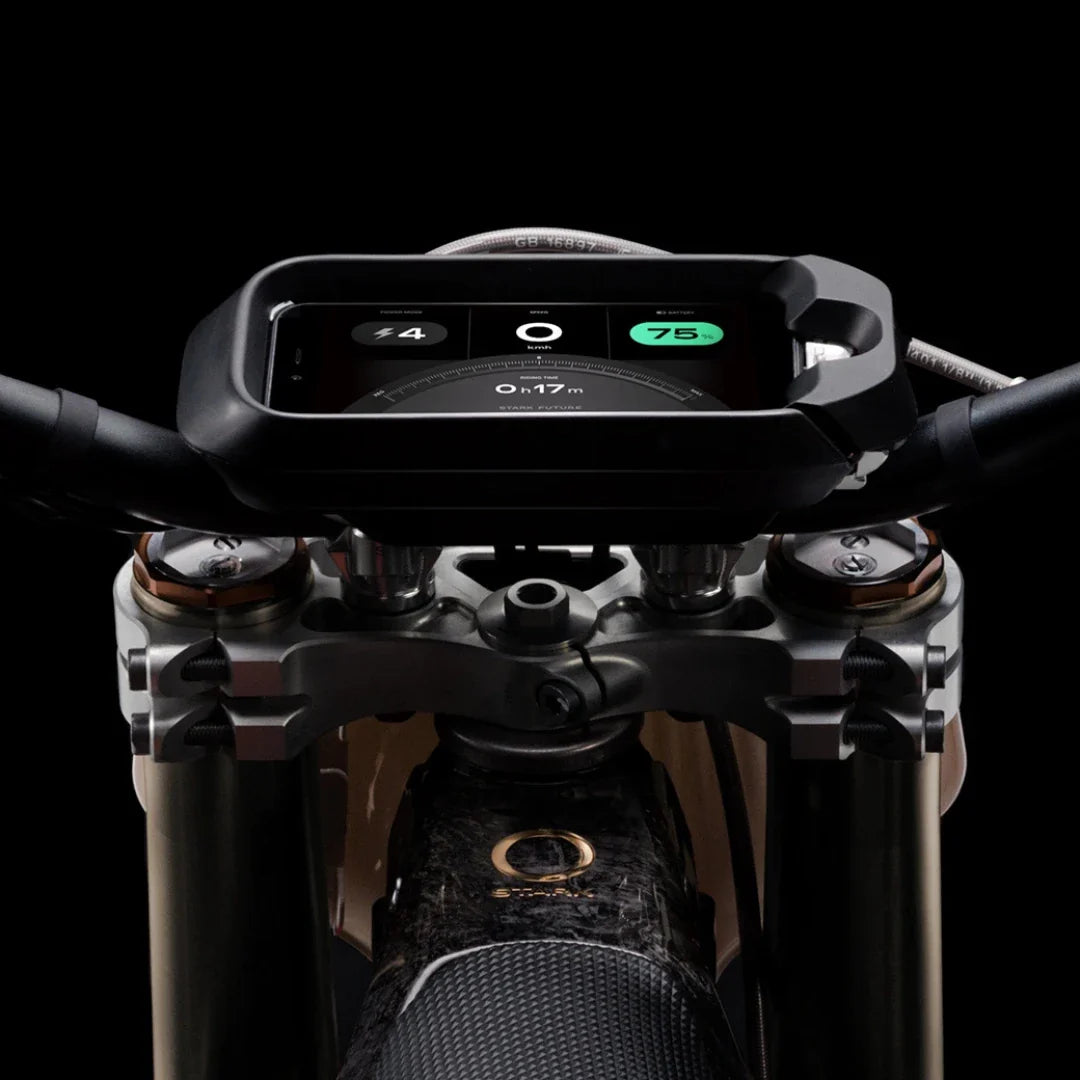 Od blizu posneto krmilo in zaslon električnega motokros kolesa Stark Varg.