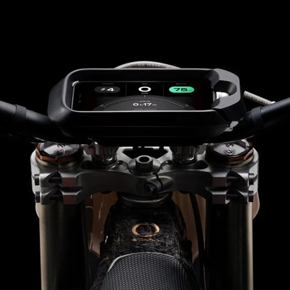 Od blizu posneto krmilo in zaslon električnega motokros kolesa Stark Varg.