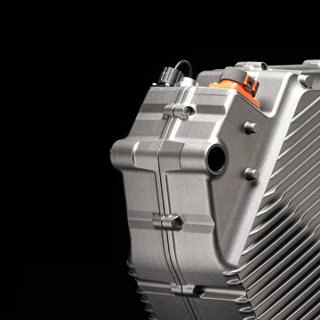 Od blizu posneto ohišje motorja električnega motokros kolesa Stark Varg na črnem ozadju.