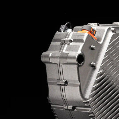 Od blizu posneto ohišje motorja električnega motokros kolesa Stark Varg na črnem ozadju.