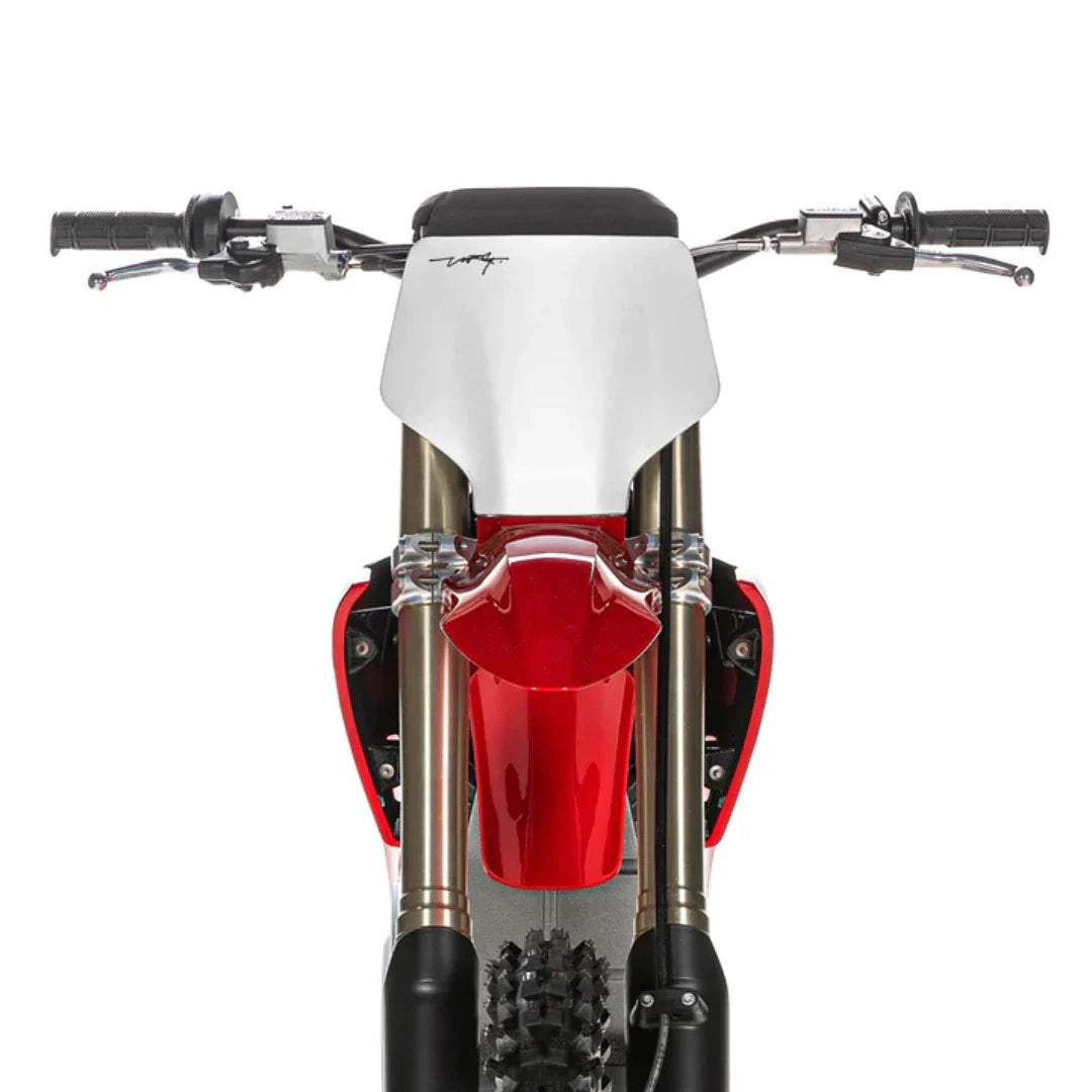 Sprednji pogled električnega motokros kolesa Stark Varg z elegantno obliko in krmilom.