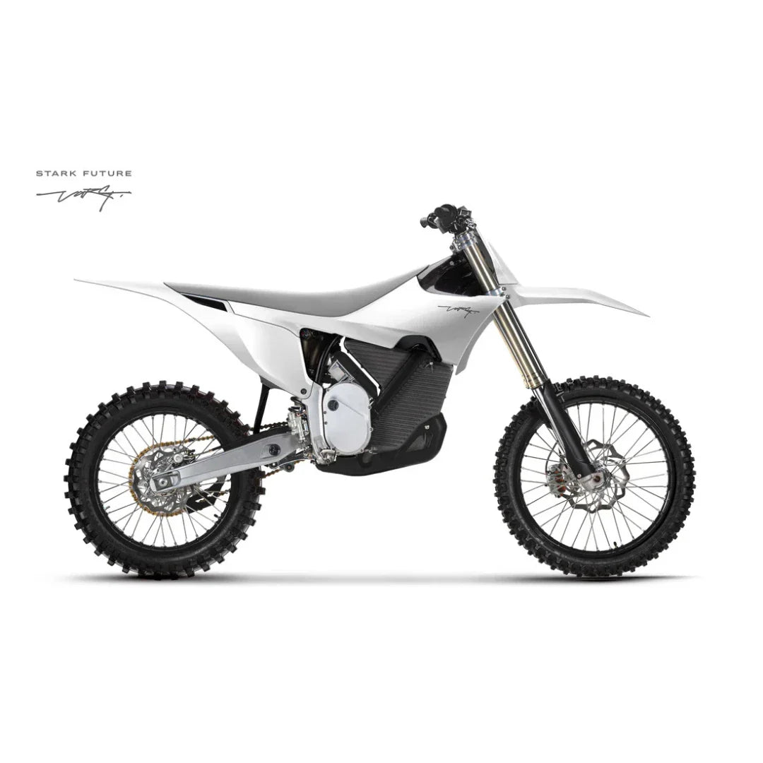 Stranski pogled električnega motokros kolesa Stark Varg, ki prikazuje njegovo elegantno obliko in pnevmatike.