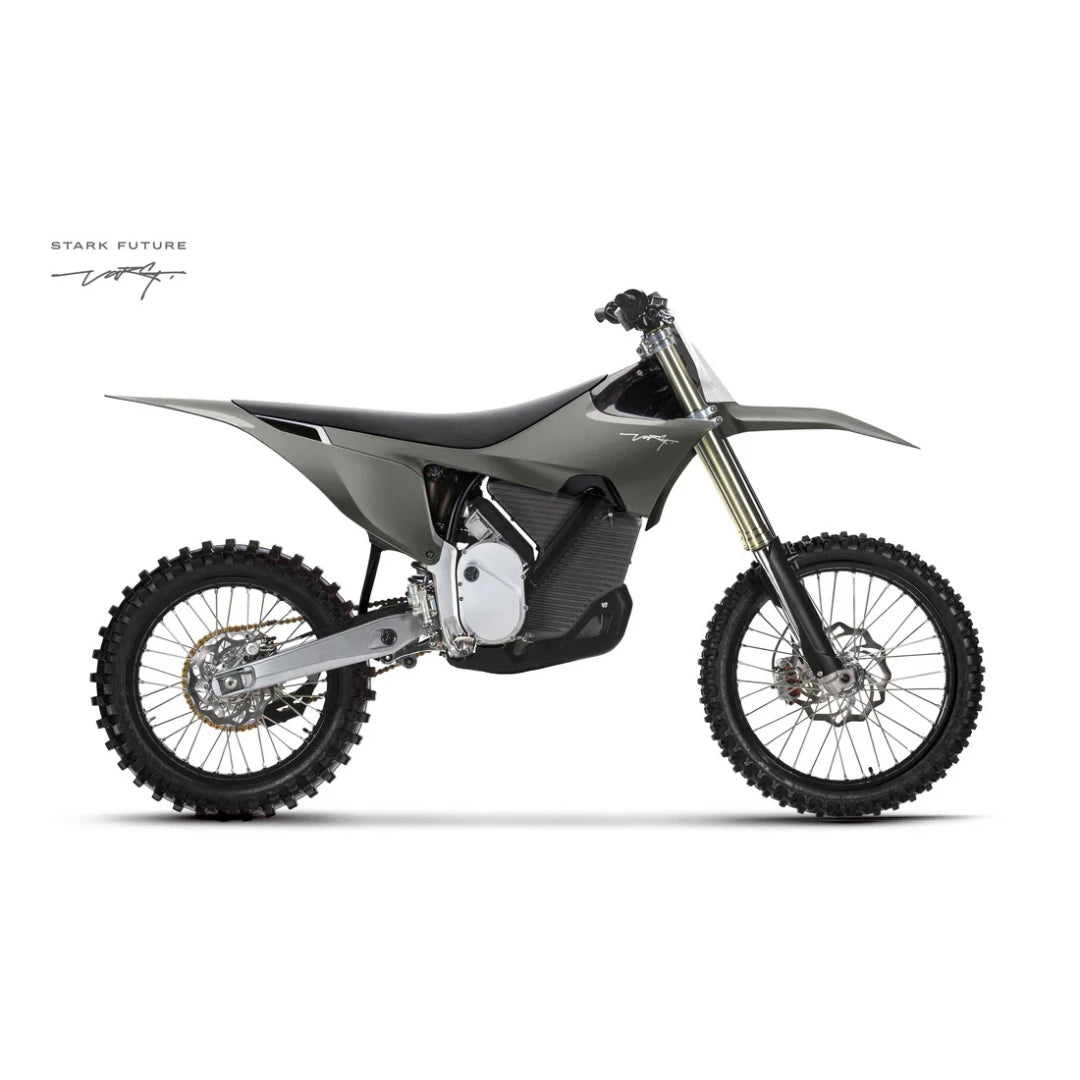 Električni motokros motocikel Stark Varg v elegantni sivi obliki, ki prikazuje svoje moderne lastnosti.