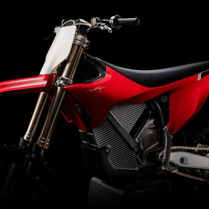 Od blizu posnet Električni Motokros Stark Varg v elegantnem, modernem dizajnu.