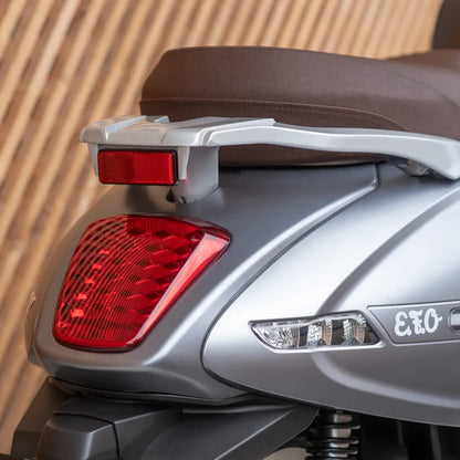 Od blizu zadnji del električnega skuterja Efo Et3000, ki prikazuje njegovo elegantno obliko in zadnje luči
