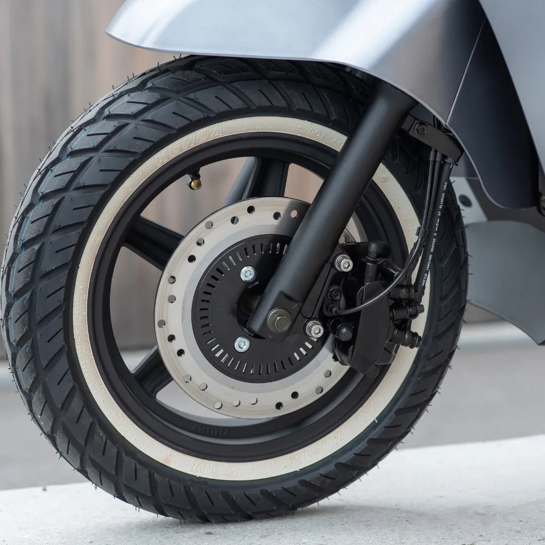 Od blizu prikazano kolo in zavorni sistem električnega skuterja Efo Et3000.