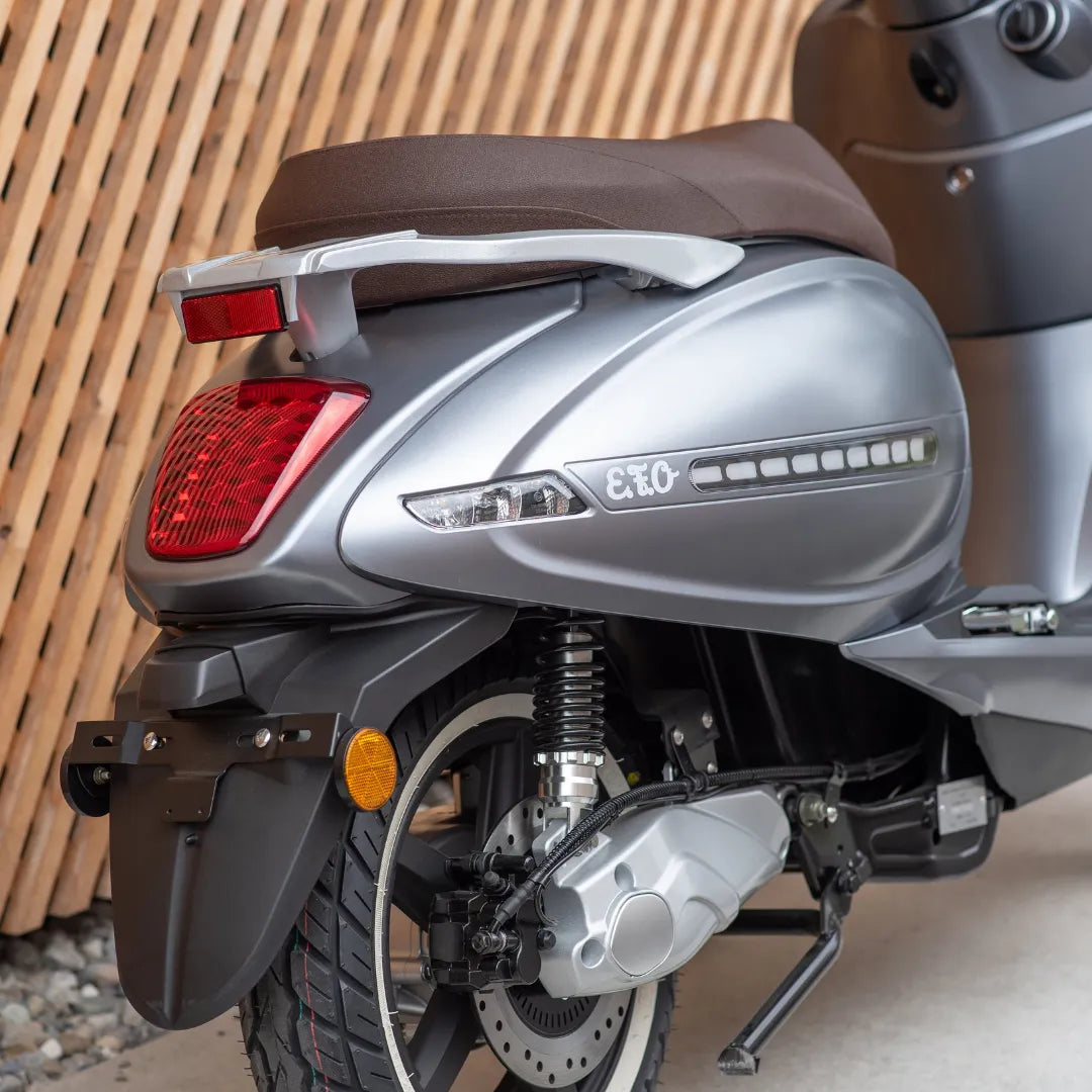 Od blizu zadnji del električnega skuterja Efo Et3000, ki prikazuje njegovo elegantno obliko.