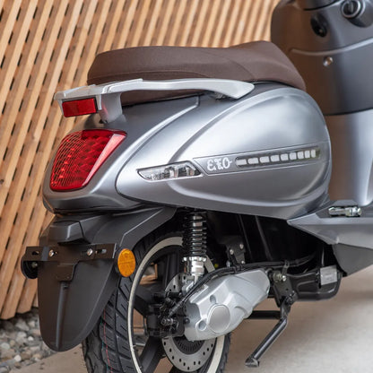 Od blizu zadnji del električnega skuterja Efo Et3000, ki prikazuje njegovo elegantno obliko.