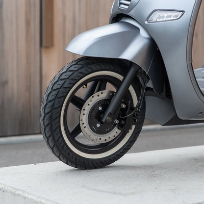 Od blizu posneto sprednje kolo električnega skuterja Efo Et3000, ki prikazuje njegovo elegantno obliko.