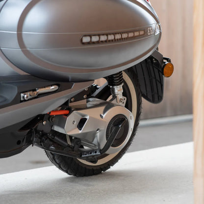 Posnetek od blizu zadnjega kolesa in podrobnosti motorja električnega skuterja Efo Et3000.