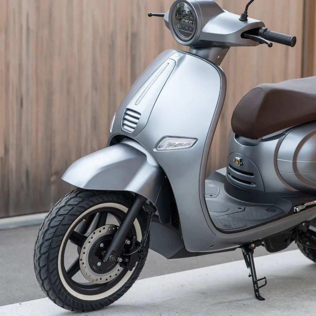 Od blizu električni skuter Efo Et3000, ki se ponaša z elegantnim dizajnom in modernim kolesom.