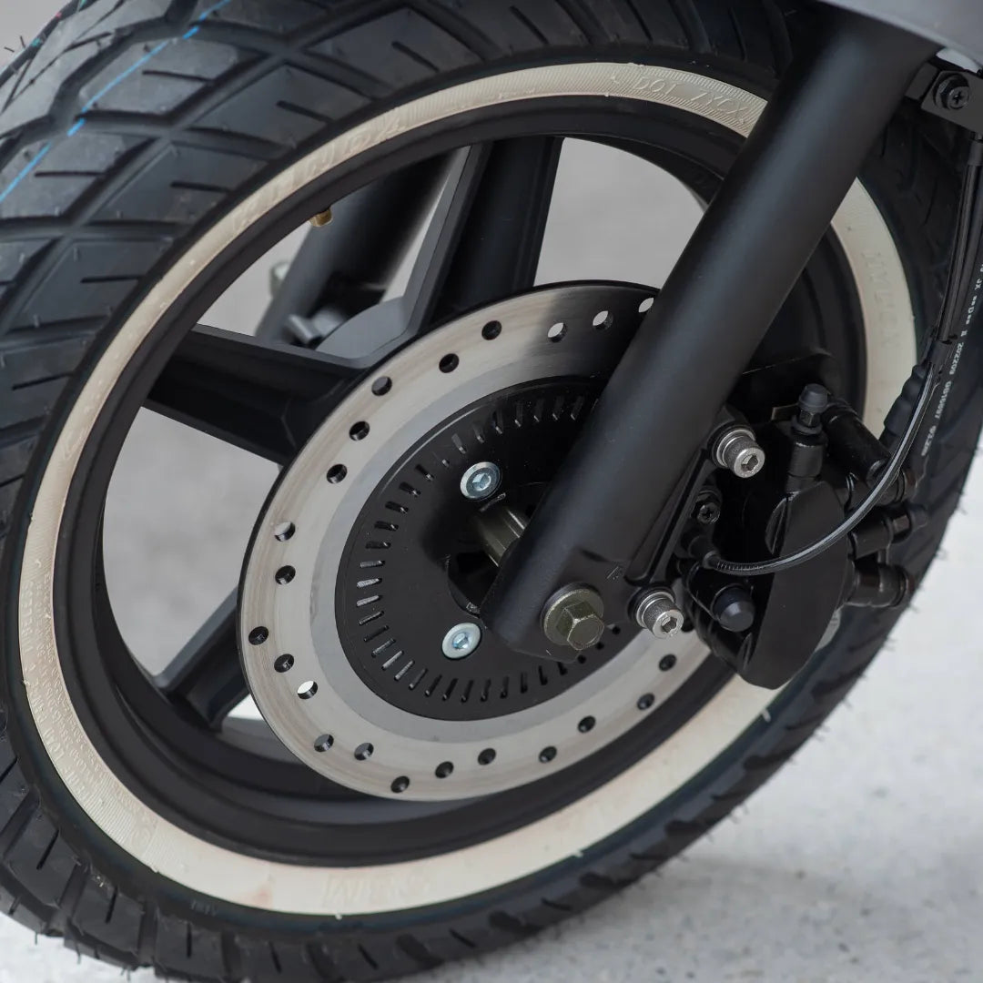 Od blizu posneto kolo in zavorni sistem električnega skuterja Efo Et3000.