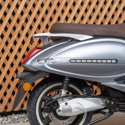 Od blizu posnet Električni skuter Efo Et3000, ki prikazuje njegovo elegantno obliko in zadnje značilnosti.