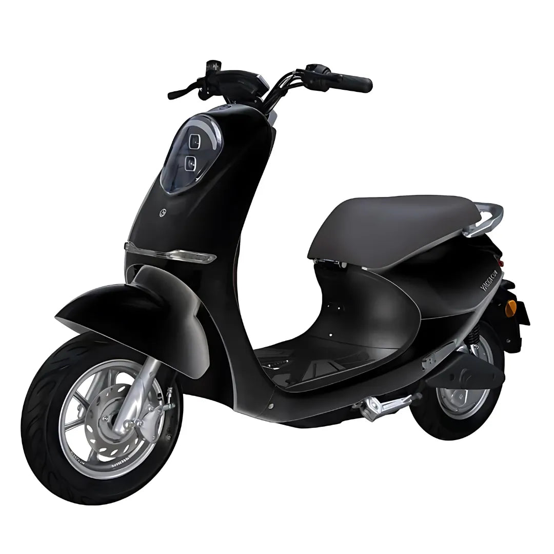 Izdelek na sliki je električni skuter, znamke Yadea, model C-Umi. Skuter ima sodobno obliko z elegantnimi linijami in je v črni barvi. Na sprednjem delu je vidna digitalna armaturna plošča, ki prikazuje osnovne informacije, ter široka sprednja kolesa, kar zagotavlja stabilnost in udobje med vožnjo. Sedež je zasnovan za udobno sedenje, kar je primerno za mestno vožnjo.