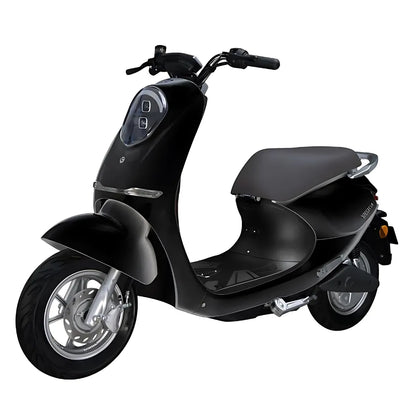 Izdelek na sliki je električni skuter, znamke Yadea, model C-Umi. Skuter ima sodobno obliko z elegantnimi linijami in je v črni barvi. Na sprednjem delu je vidna digitalna armaturna plošča, ki prikazuje osnovne informacije, ter široka sprednja kolesa, kar zagotavlja stabilnost in udobje med vožnjo. Sedež je zasnovan za udobno sedenje, kar je primerno za mestno vožnjo.