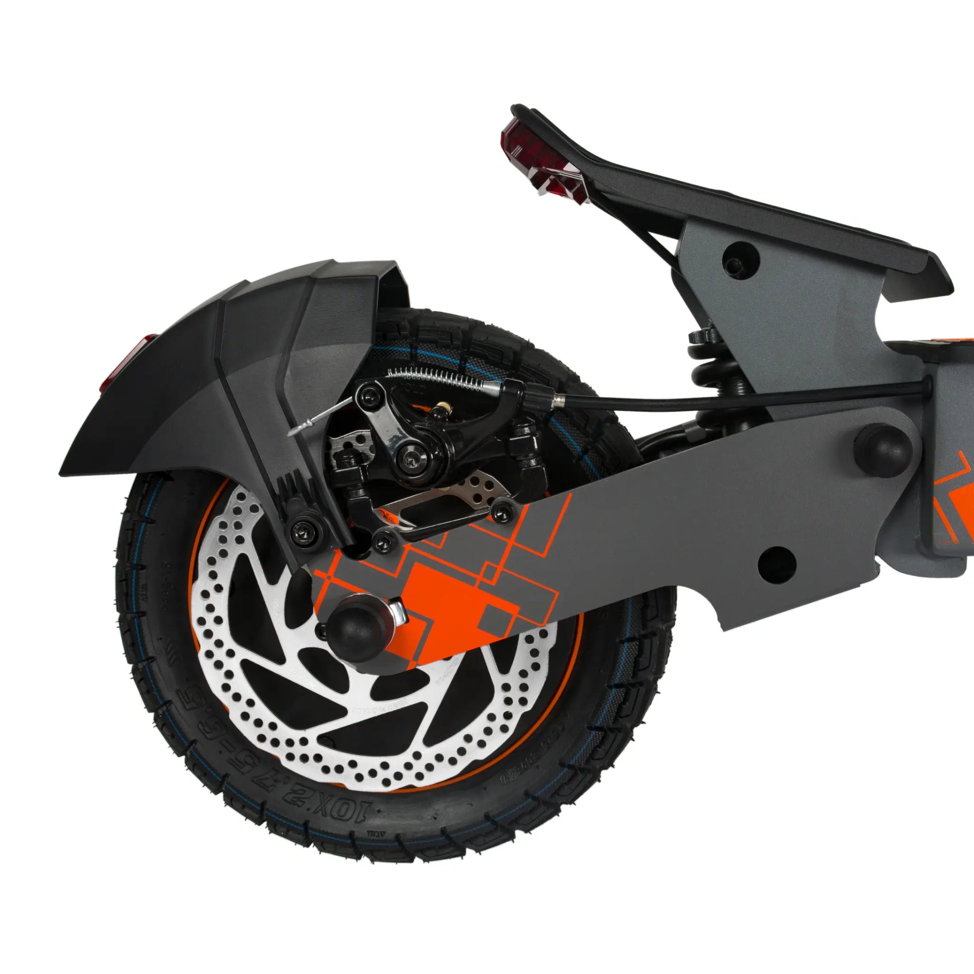 Izdelek na sliki je električni skiro, model Kukirin G2 Ultra. Na sliki je prikazan zadnji del skiroja, kjer so vidni koleso, zavore in del okvirja. Kolo ima robustno pnevmatiko z vzorcem, kar nakazuje na dobro oprijemljivost, medtem ko je na okvirju vidna kombinacija sivih in oranžnih barv ter detajli, ki dodajajo športen videz.