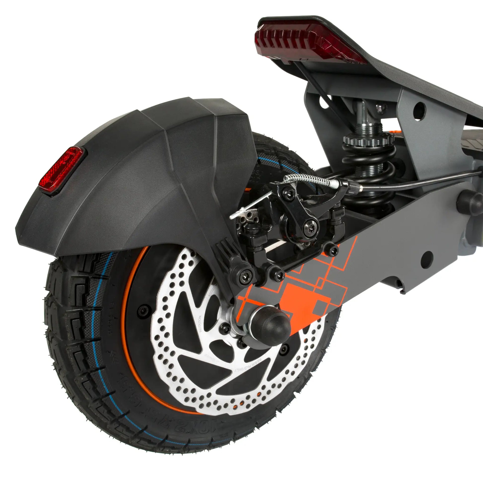 Izdelek na sliki je električni skiro, model Kukirin G2 Ultra. Na sliki je prikazan zadnji del skiroja, kjer so vidni zadnji kolo, zavorni sistem in amortizer. Kolo ima široko pnevmatiko z vzorcem, kar omogoča boljšo stabilnost in oprijem na cesti. Vidna je tudi zadnja luč, ki povečuje varnost pri vožnji v temi.