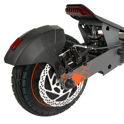 Izdelek na sliki je električni skiro, model Kukirin G2 Ultra. Na sliki je prikazan zadnji del skiroja, kjer so vidni zadnji kolo, zavorni sistem in amortizer. Kolo ima široko pnevmatiko z vzorcem, kar omogoča boljšo stabilnost in oprijem na cesti. Vidna je tudi zadnja luč, ki povečuje varnost pri vožnji v temi.