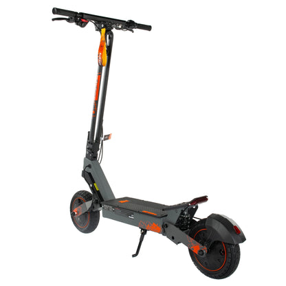 Izdelek na sliki je električni skiro znamke Kukirin, model G2 Ultra. Na sliki je prikazan skiro s črno in oranžno barvno kombinacijo, ki vključuje široko platformo za stojanje, krmilo z ročaji ter sprednje in zadnje kolo z robustnimi pnevmatikami. Vidna je tudi zadnja luč in vzmetenje, kar prispeva k udobni vožnji.