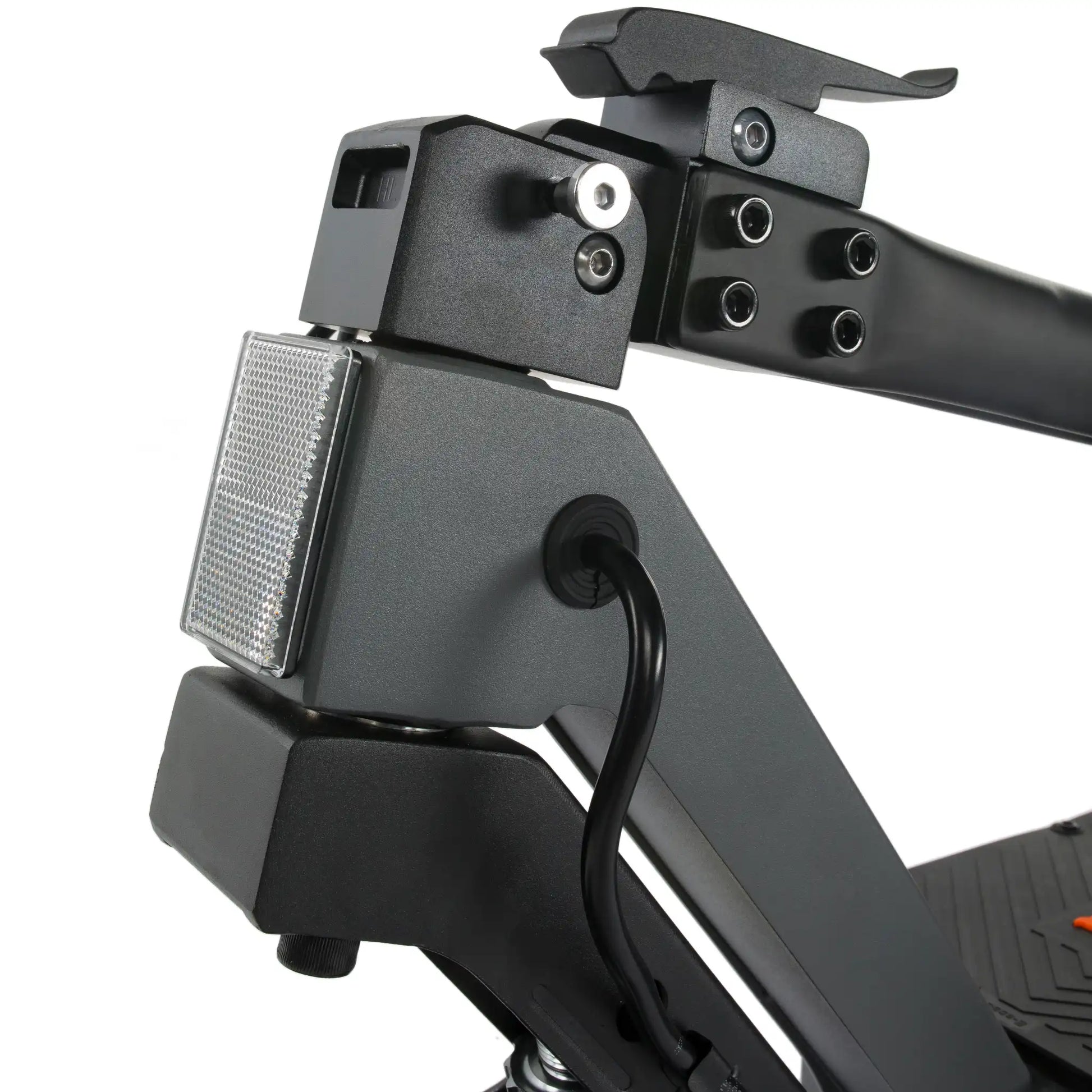 Izdelek je električni skiro znamke Kukirin, model G2 Ultra. Na sliki je vidna struktura skiroja, vključno z delom, kjer se nahajajo mehanizmi za zlaganje in povezovalni elementi. Opremljen je z odbojnikom in kabli, kar nakazuje na funkcionalno zasnovo in robustnost.