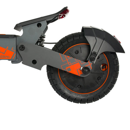 Izdelek je električni skiro, znamke Kukirin, model G2 Ultra. Na sliki je prikazan zadnji del skiroja, kjer so vidni koleso, vzmetna naprava ter del okvirja, ki je obarvan v sivo z oranžnimi detajli. Kolo ima robustno pnevmatiko, kar nakazuje na dobro oprijemljivost in stabilnost med vožnjo.