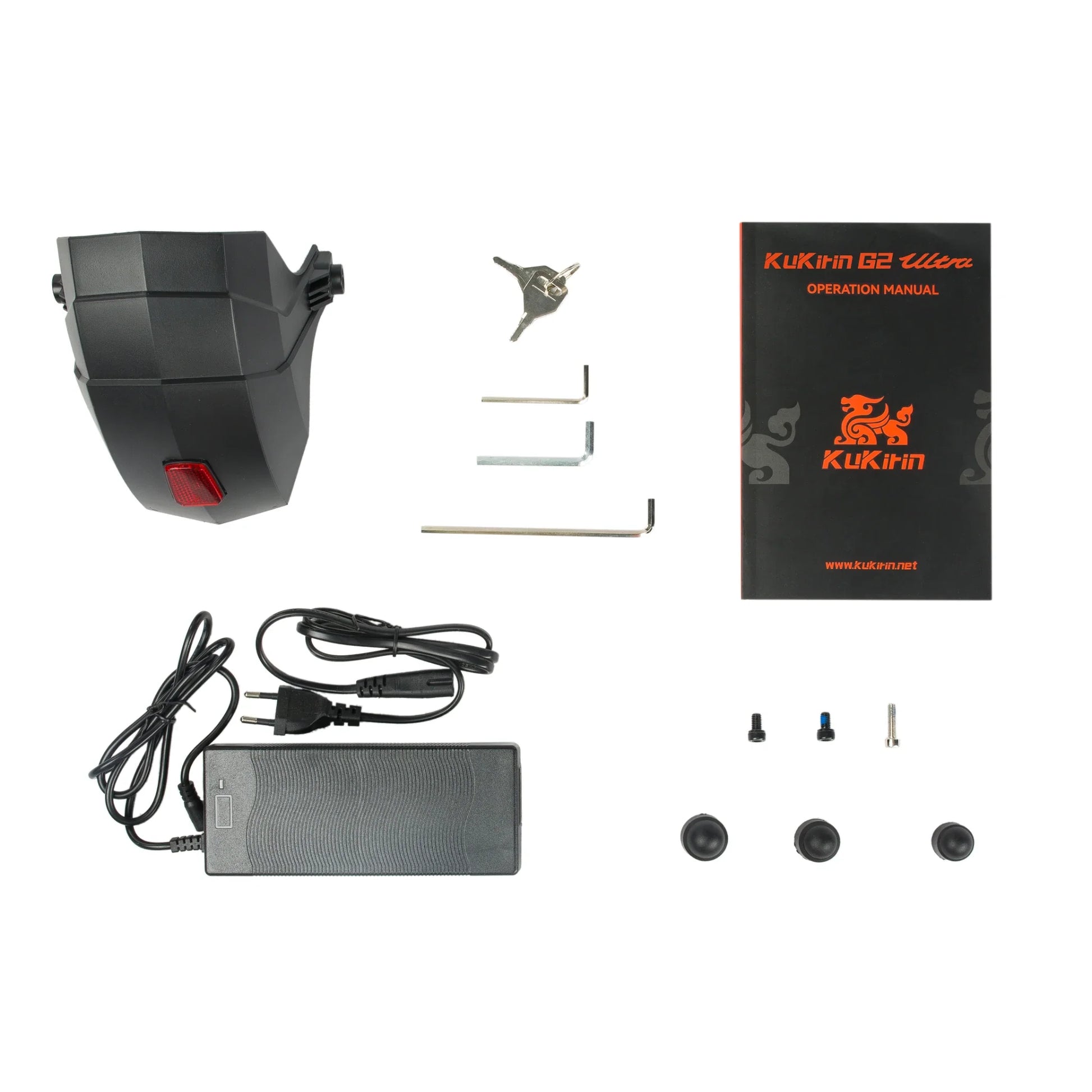 Izdelek na sliki je električni skiro znamke Kukirin, model G2 Ultra. Na sliki so vidni različni deli in dodatki, vključno z zadnjim pokrovom, polnilcem, orodjem za montažo, navodili za uporabo ter nekaterimi vijaki in gumijastimi blazinicami. Vse to je namenjeno za sestavljanje in vzdrževanje električnega skiroja.