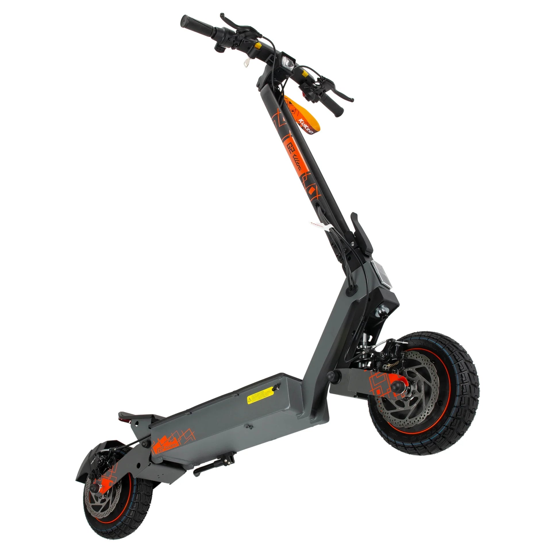 Izdelek na sliki je električni skiro znamke Kukirin, model G2 Ultra. Na sliki je prikazan skiro v temno sivi barvi z oranžnimi detajli. Ima široka kolesa z grobim profilom, kar omogoča boljšo stabilnost in oprijem. Vidni so tudi krmili in lučka na sprednjem delu, kar nakazuje na funkcionalnost in uporabnost v različnih pogojih vožnje.