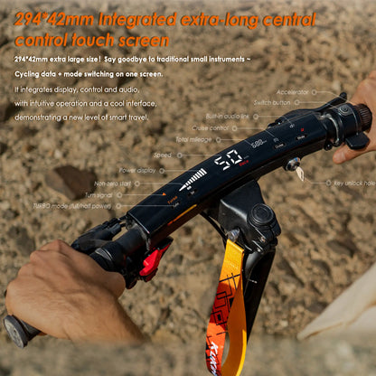 Izdelek na sliki je električni skiro znamke Kukirin, model G2 Ultra. Na sliki je prikazan ročaj skiroja z velikim integriranim zaslonom na dotik, ki prikazuje različne podatke, kot so hitrost, skupna prevožena razdalja in stanje baterije. Vidni so tudi gumbi za nadzor, vključno s stikalom za pospeševanje in funkcijo za krmiljenje.