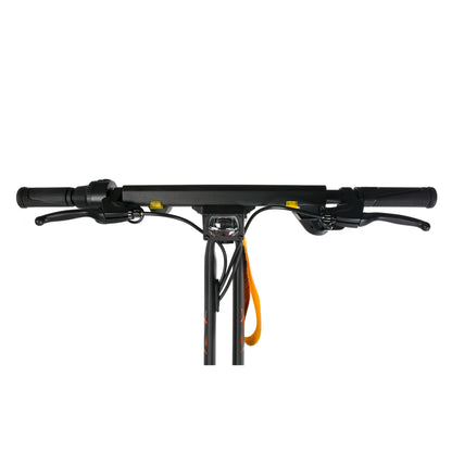 Izdelek je električni skiro, znamke Kukirin, model G2 Ultra. Na sliki je prikazan nadzorni del skiroja, ki vključuje krmilo z ročaji, zavoro in svetilko. Vidna je tudi varnostna vrvica, ki se uporablja za dodatno zaščito med vožnjo. Celoten dizajn je minimalističen in sodoben.