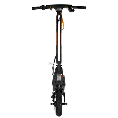 Na sliki je električni skiro znamke Kukirin, model G2 Ultra. Vidna je sprednja stran skiroja, ki vključuje krmilo z ročaji, luč in zavorni sistem. Skuter ima robustne pnevmatike, kar nakazuje na dobro stabilnost in oprijem na različnih površinah. Oblika je moderna in minimalistična, kar prispeva k njegovemu privlačnemu videzu.