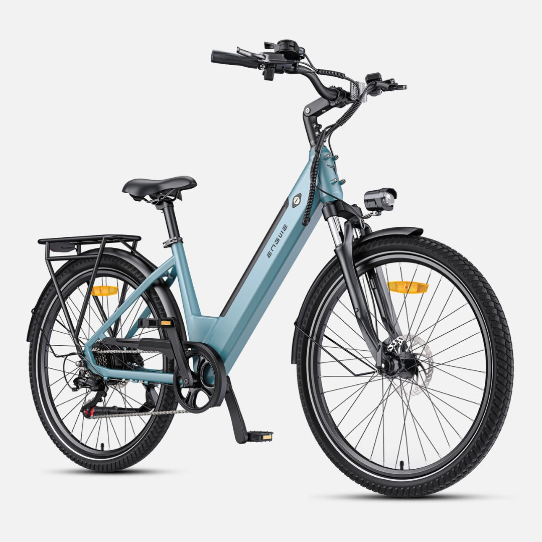 Izdelek na sliki je električno kolo, znamke Engwe, model P275 SE. Na sliki je vidno kolo v svetlo modri barvi, ki ima udoben sedež, široke pnevmatike in nosilec za prtljago na zadnjem delu. Kolo je opremljeno s prednjim vzmetenjem in disk zavorami, kar omogoča boljšo stabilnost in varnost med vožnjo.