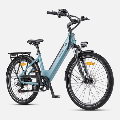 Izdelek na sliki je električno kolo, znamke Engwe, model P275 SE. Na sliki je vidno kolo v svetlo modri barvi, ki ima udoben sedež, široke pnevmatike in nosilec za prtljago na zadnjem delu. Kolo je opremljeno s prednjim vzmetenjem in disk zavorami, kar omogoča boljšo stabilnost in varnost med vožnjo.