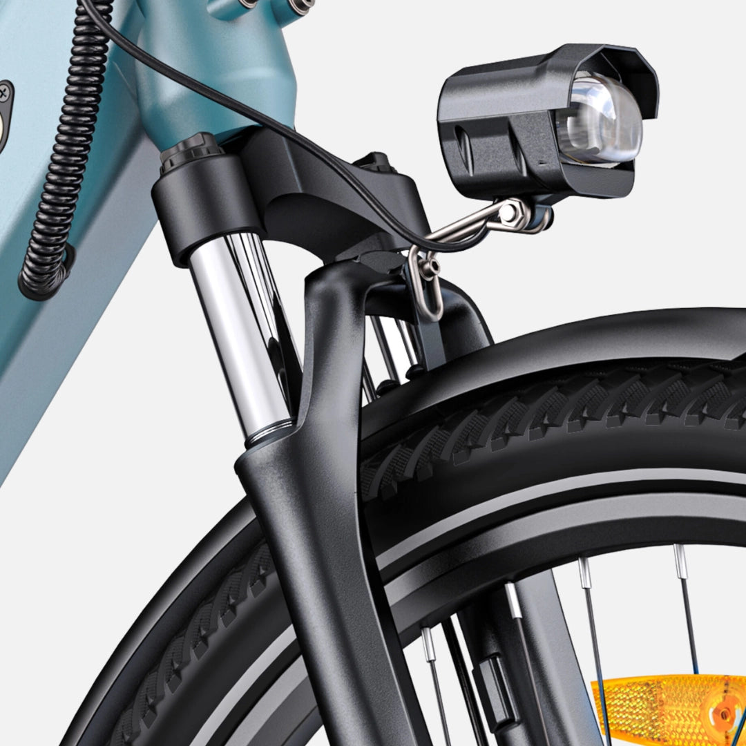 Izdelek je električno kolo, znamke Engwe, model P275 SE. Na sliki je prikazan del prednjega vzmetenja, vključno s kromirano vilico in svetilko, ki je pritrjena na okvir. Vidni so tudi detajli kolesa, vključno s pnevmatikami in odsevniki.