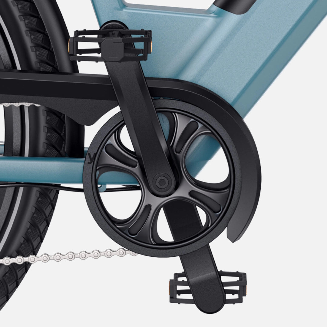 Izdelek je električno kolo, znamke Engwe, model P275 SE. Na sliki je prikazan del kolesa, vključno s pedalom in pogonskim mehanizmom, ki ima sodoben dizajn ter črno barvo, kar se lepo ujema z modrim okvirjem kolesa. Vidna je tudi veriga in del kolesa, kar nakazuje na robustno konstrukcijo.