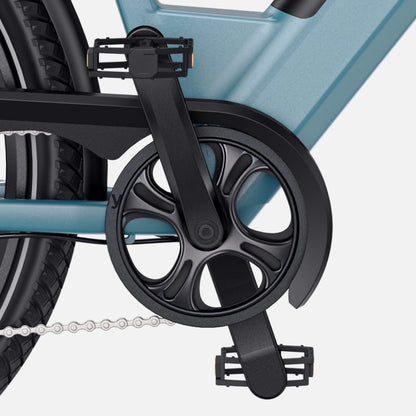 Izdelek je električno kolo, znamke Engwe, model P275 SE. Na sliki je prikazan del kolesa, vključno s pedalom in pogonskim mehanizmom, ki ima sodoben dizajn ter črno barvo, kar se lepo ujema z modrim okvirjem kolesa. Vidna je tudi veriga in del kolesa, kar nakazuje na robustno konstrukcijo.