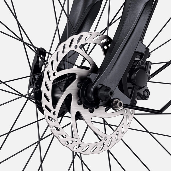 Na sliki je prikazano električno kolo znamke Engwe, model P275 SE. Osredotoča se na sprednji del kolesa, kjer je jasno viden disk zavore, ki je del sistema zaviranja. Disk je izdelan iz kovine in ima perforirano zasnovo za boljše hlajenje in učinkovitost zaviranja. Kolo je opremljeno z robustnimi vilicami in napetimi žicami, kar kaže na stabilnost in vzdržljivost.