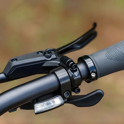 Na sliki je prikazano električno kolo znamke Engwe, model EP-2 3.0 Boost. Vidni so del krmila, vključno z ročajem in mehanizmom za prestavljanje, ki omogoča prilagoditev hitrosti. Barvna zasnova je v črnih tonih, kar daje izdelku sodoben videz.