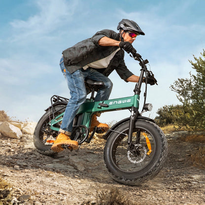 Na sliki je električno kolo znamke Engwe, model EP-2 3.0 Boost. Kolo je prikazano med vožnjo po neravnem terenu, kar nakazuje na njegovo zmogljivost in primernost za avanturistično vožnjo. Kolesar nosi zaščitno čelado in rokavice, kar poudarja varnost pri vožnji.