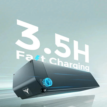 Izdelek je električno kolo, znamke Engwe, model EP-2 3.0 Boost. Na sliki je prikazana baterija za to kolo, ki je zasnovana za hitro polnjenje v 3,5 urah, kar je poudarjeno z velikim besedilom v ozadju. Baterija ima tudi modro oznako, ki nakazuje funkcionalnost polnjenja.